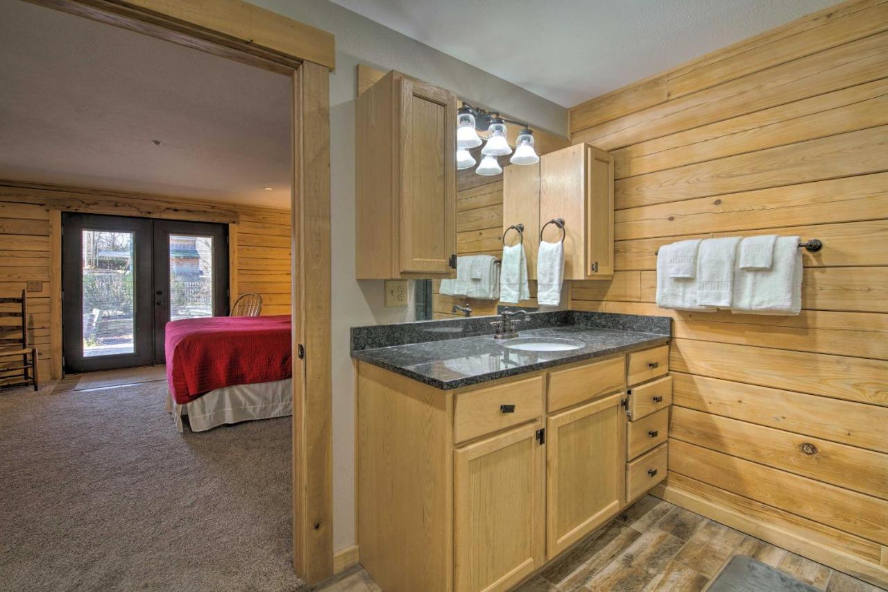 Quiet Hollister Cabin Walk To Lake Taneycomo Exterior photo